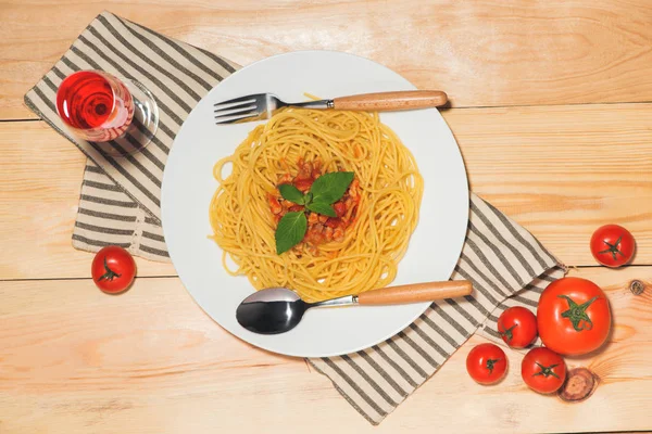 Widok z góry spaghetti z sosem pomidorowym i mięsem na drewnianym stole — Zdjęcie stockowe