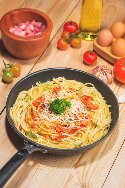 Espaguetis con salsa de tomate y carne — Foto de Stock