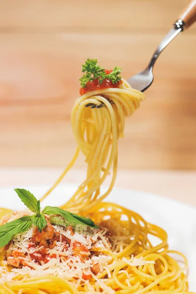 Primer plano de los espaguetis de pasta con salsa de tomate, aceitunas y guarnición — Foto de Stock