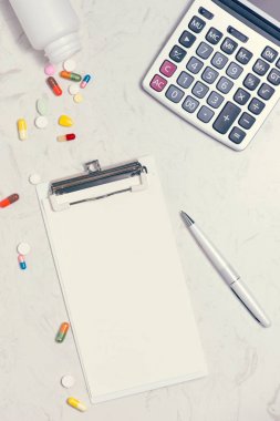 İlaç şişesi ve kapsül