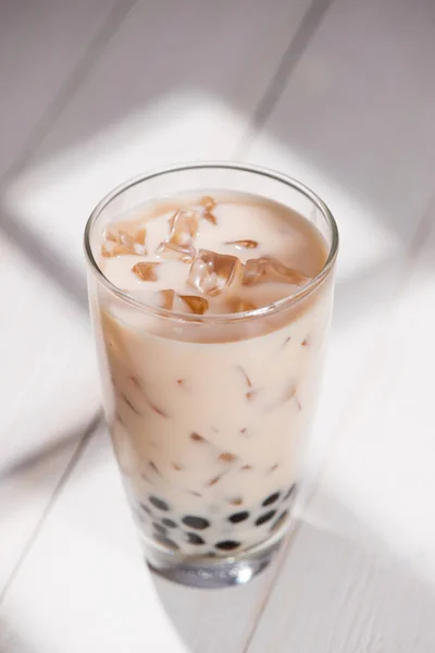 Mjölk te med isbitar — Stockfoto