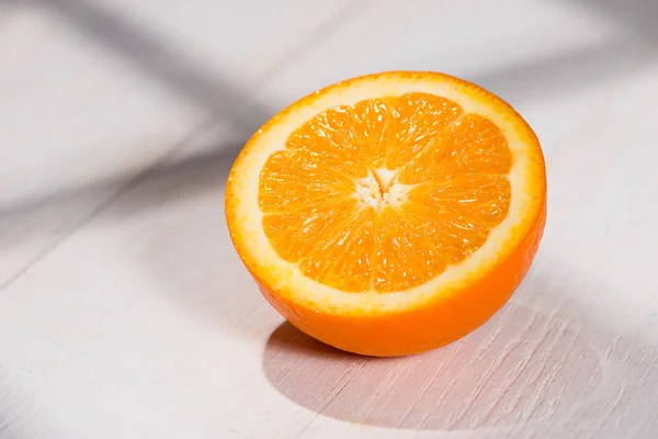 Metade de laranja na mesa . — Fotografia de Stock