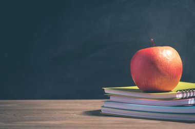 Kitap - Back To School yığını üzerinde elma