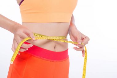 Beyaz arka plan üzerinde ölçü bandı ile sağlıklı Asyalı kadın. Fitness Spor salonu konsept
