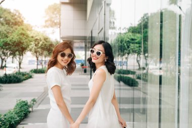 Güneş gözlüklü iki kız.