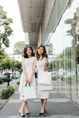 Asyalı kızlar ile alışveriş torbaları