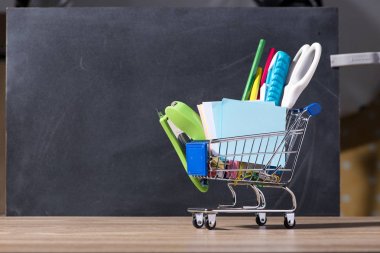 Yazı tahtası ve malzemeleri ile alışveriş sepeti