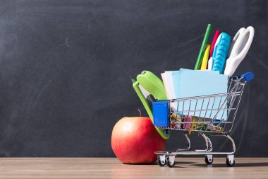 Tahta, alışveriş sepeti kaynakları ile küçük