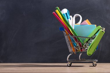 Yazı tahtası ve malzemeleri ile alışveriş sepeti