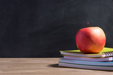 kitaplar üzerinde kırmızı elma