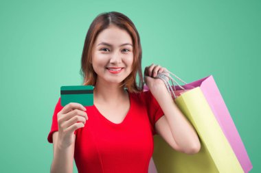 kredi kartı ve alışveriş torbaları ile kız