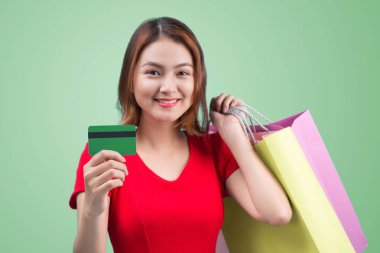 kredi kartı ve alışveriş torbaları ile kız