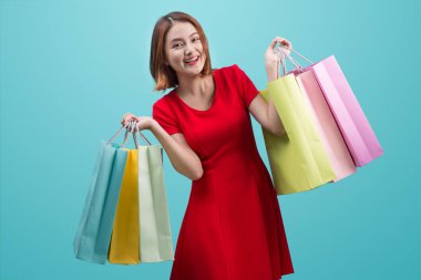 Alışveriş torbaları tutan kadın.