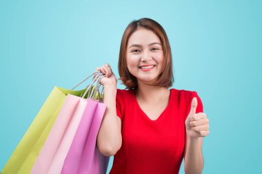 Alışveriş torbaları tutan kadın.