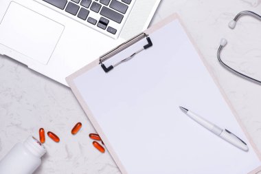 Açılan ilaç şişesi ve kapsül