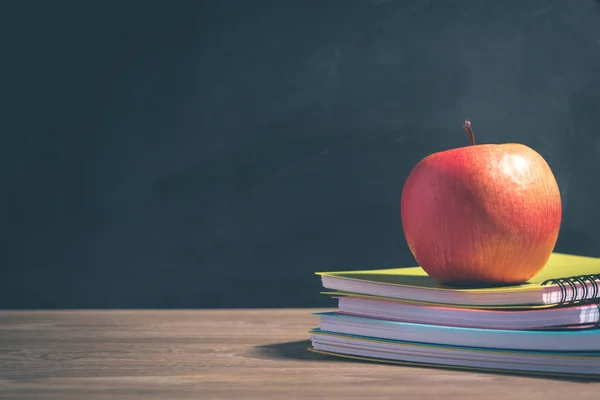 Apple на стопке книг - назад в школу — стоковое фото