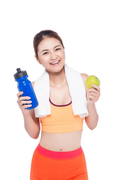 Portret van jonge aantrekkelijke Aziatische vrouw met groene apple en fles. Dieet concept. Geïsoleerd op wit. — Stockfoto
