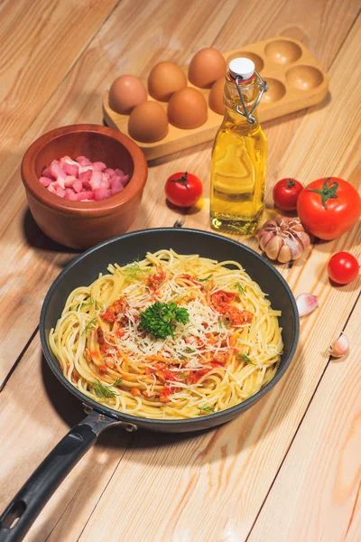 Espaguetis sabrosos con salsa de tomate y carne en sartén sobre mesa de madera — Foto de Stock