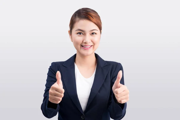 Jonge mooie Aziatische zakenvrouw tonen duim geïsoleerd op witte achtergrond. — Stockfoto