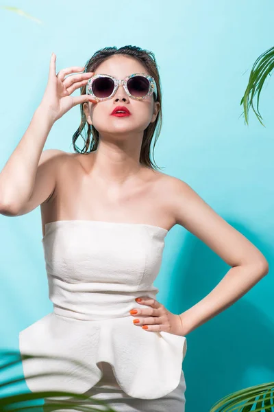Mujer en gafas de sol con cabello mojado — Foto de Stock
