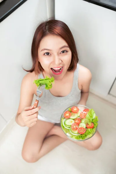 Yeme salata gülümseyen kız — Stok fotoğraf