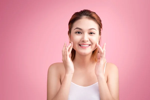 Mujer joven tocando su cara — Foto de Stock