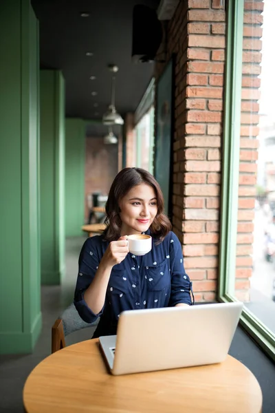Empresária sentado no café usando laptop — Fotografia de Stock