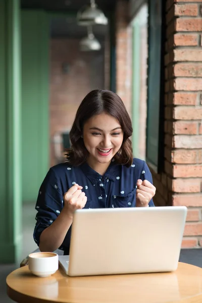 Businesswoman sitting in cafe using laptop — Stock Photo, Image