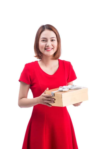 Férias, amor e conceito de felicidade. Menina asiática bonita com caixa de presente — Fotografia de Stock