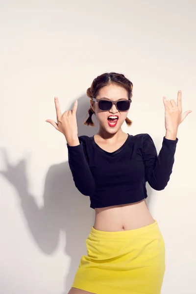 Flicka poserar i solglasögon — Stockfoto