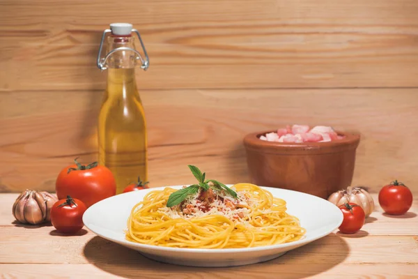 Placa de sabrosos espaguetis con salsa de tomate y carne sobre mesa de madera . — Foto de Stock