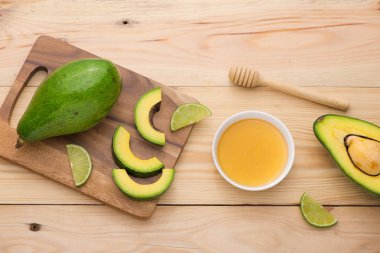 Sağlıklı gıda kavramı. Masada bal ile taze organik avokado