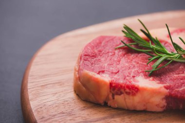 çiğ et kesme tahtası