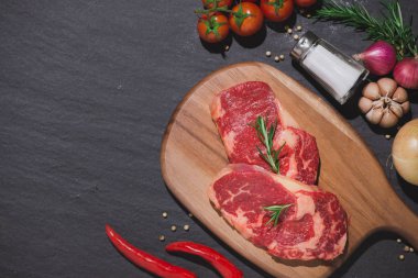 çiğ et kesme tahtası  