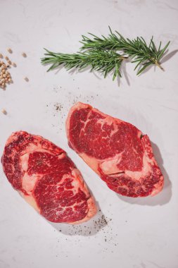 tablo üzerinde ham sığır eti