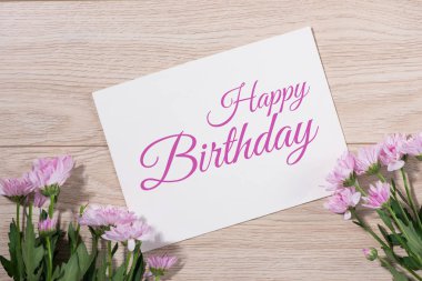 doğum günü kartı ve pembe çiçekler