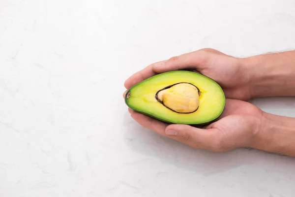 Gezonde voeding-concept. Verse biologische avocado op tafel — Stockfoto