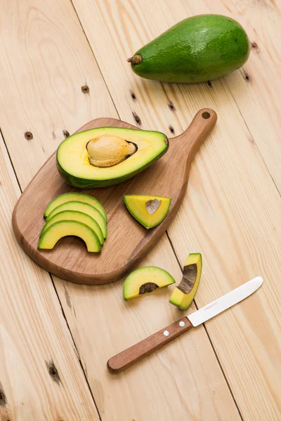 Gezonde voeding-concept. Verse biologische avocado op tafel — Stockfoto