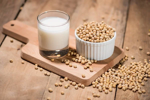 Soy mjölk och bönor på bord. — Stockfoto