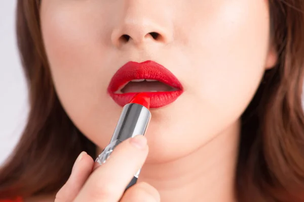 Mujer usando lápiz labial rojo — Foto de Stock