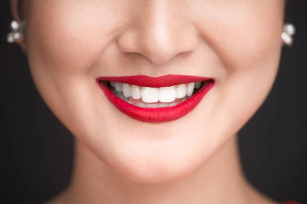 Lèvres femelles avec rouge à lèvres rouge — Photo