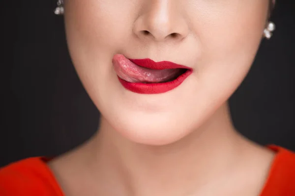 Labios femeninos con lápiz labial rojo —  Fotos de Stock