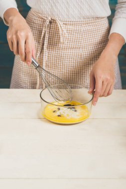 Kadın çikolatalı pasta yapıyor..