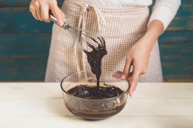 Kadın çikolatalı pasta yapıyor..