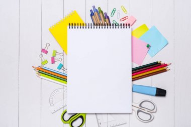 Ahşap arka plan üzerinde okul Kırtasiye.