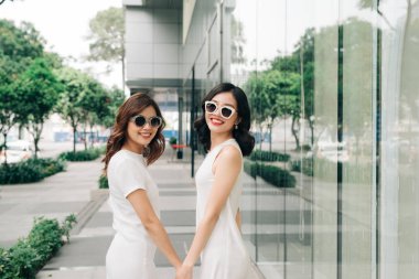 Güneş gözlüklü iki kız.