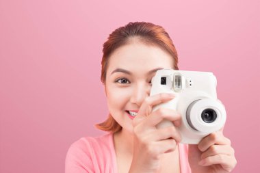Polaroid kamera tutan kadın