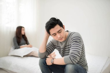 Oturma odasında üzgün Çift