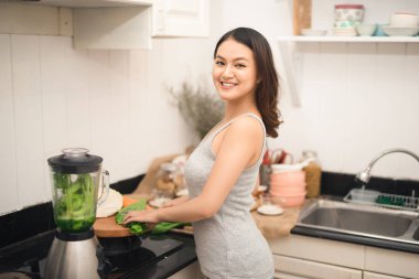 Kadın yapma güler yüzlü