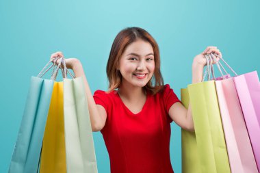 Alışveriş torbaları tutan kadın.